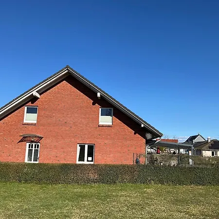 In Hoben Mit Grill Und Terrasse زيروف